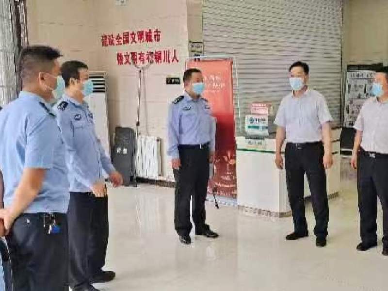 陕西铜川市公安局耀州分局治安大队联合天宝路派出所深入耀州联社检查枪支安全和反诈骗宣传源